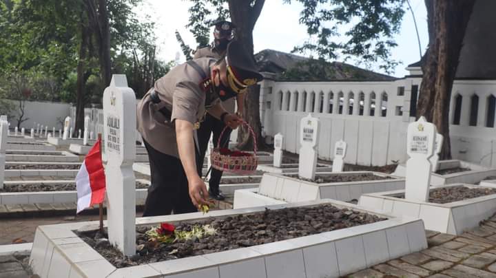 Kenang Jasa Pahlawan, Kapolres Gresik Ziarah Ke TMP Gapurosukolilo