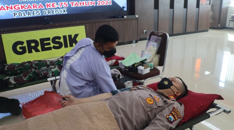 Kapolres Gresik AKBP Arief Fitrianto Donorkan Darahnya , Sambut HUT Bhayangkara ke 75