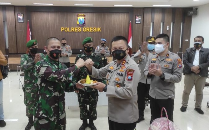 Surprise Dandim 0817 Untuk Kapolres Gresik di HUT Bhayangkara ke-75