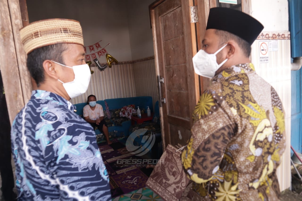 Bupati Gresik Gus Yani Membagikan Paket Bantuan Obat dan Multi Vitamin