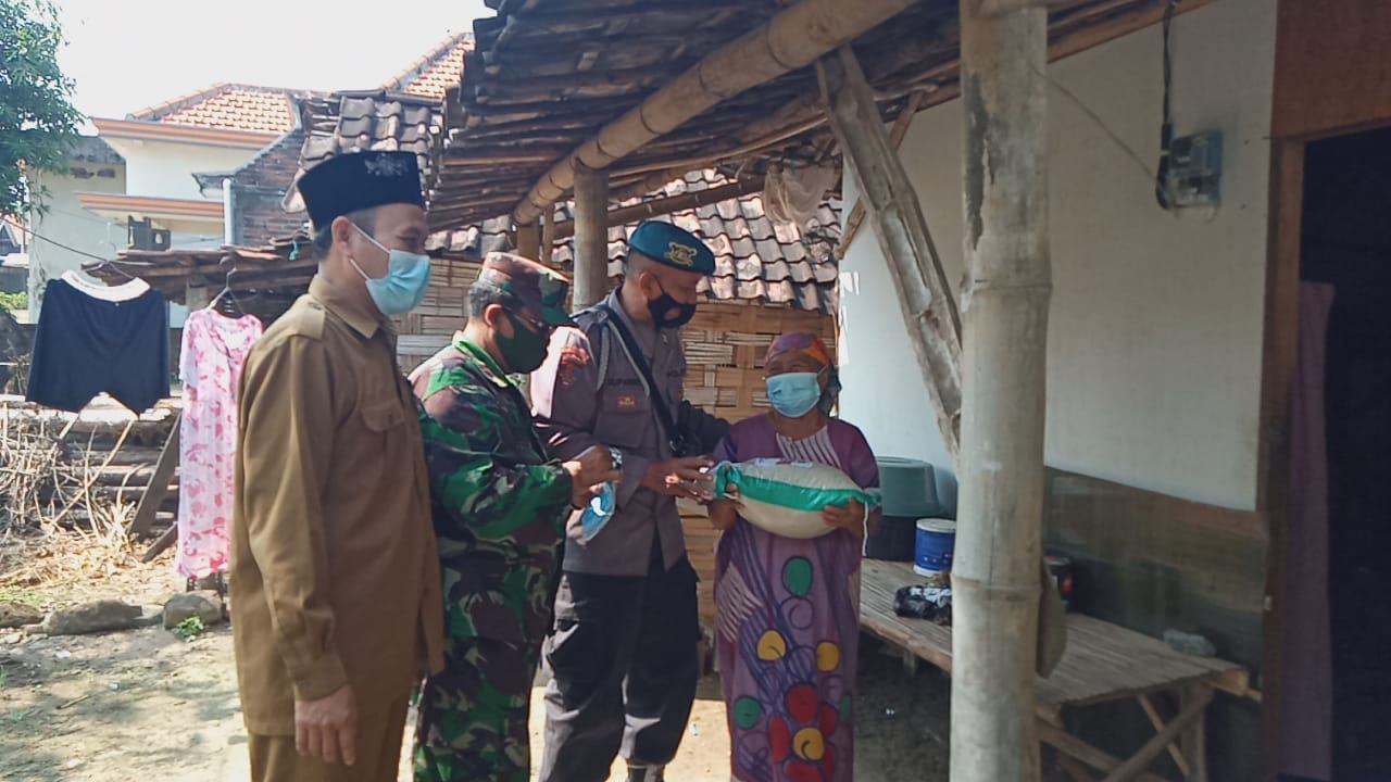 Kembali Polsek Kedamean Menyalurkan Bantuan Sembako Kepada Masyarakat Terdampak Covid-19