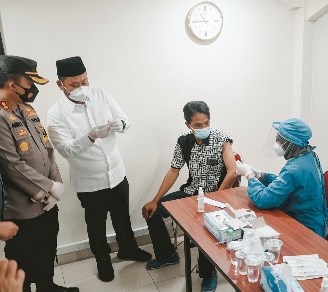 Kapolres Gresik Bersama Forkopimda Pantau Pelaksanaan Vaksinasi Gotong Royong.