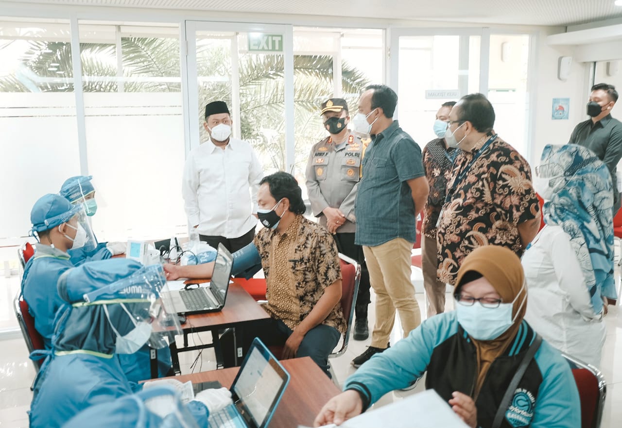 Kapolres Gresik Bersama Forkopimda Pantau Pelaksanaan Vaksinasi Gotong Royong