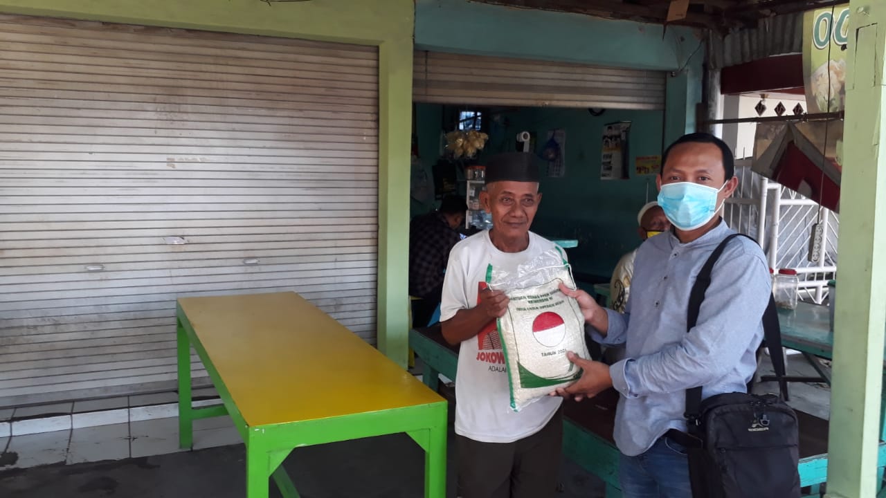 Gandeng Bupati dan Wabup Gresik, KWG Salurkan Bantuan Beras Untuk Warga Terdampak Covid-19