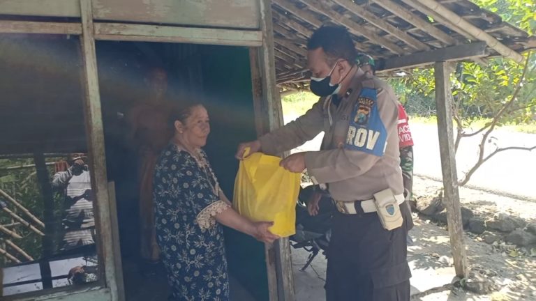 Imbangi PPKM Darurat Polsek Dukun Bagikan Sembako Pada Warga Kurang Mampu