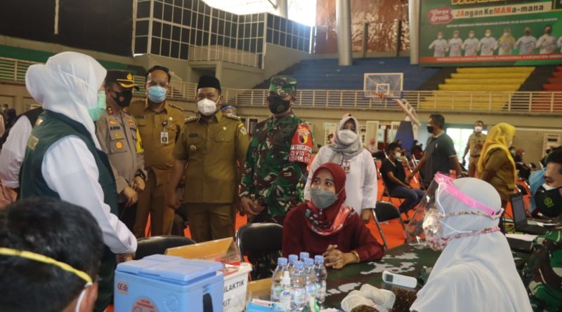 Kapolres Gresik dampingi Gubernur Jatim tinjau vaksinasi