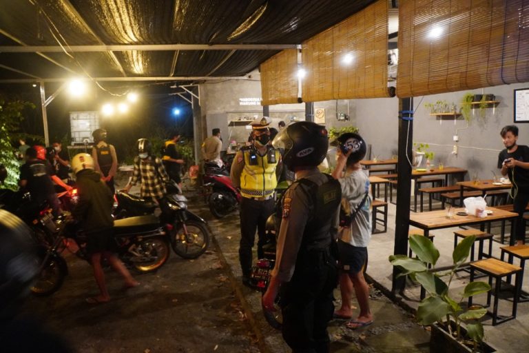 Malam Pertama PPKM Darurat di Gresik-b