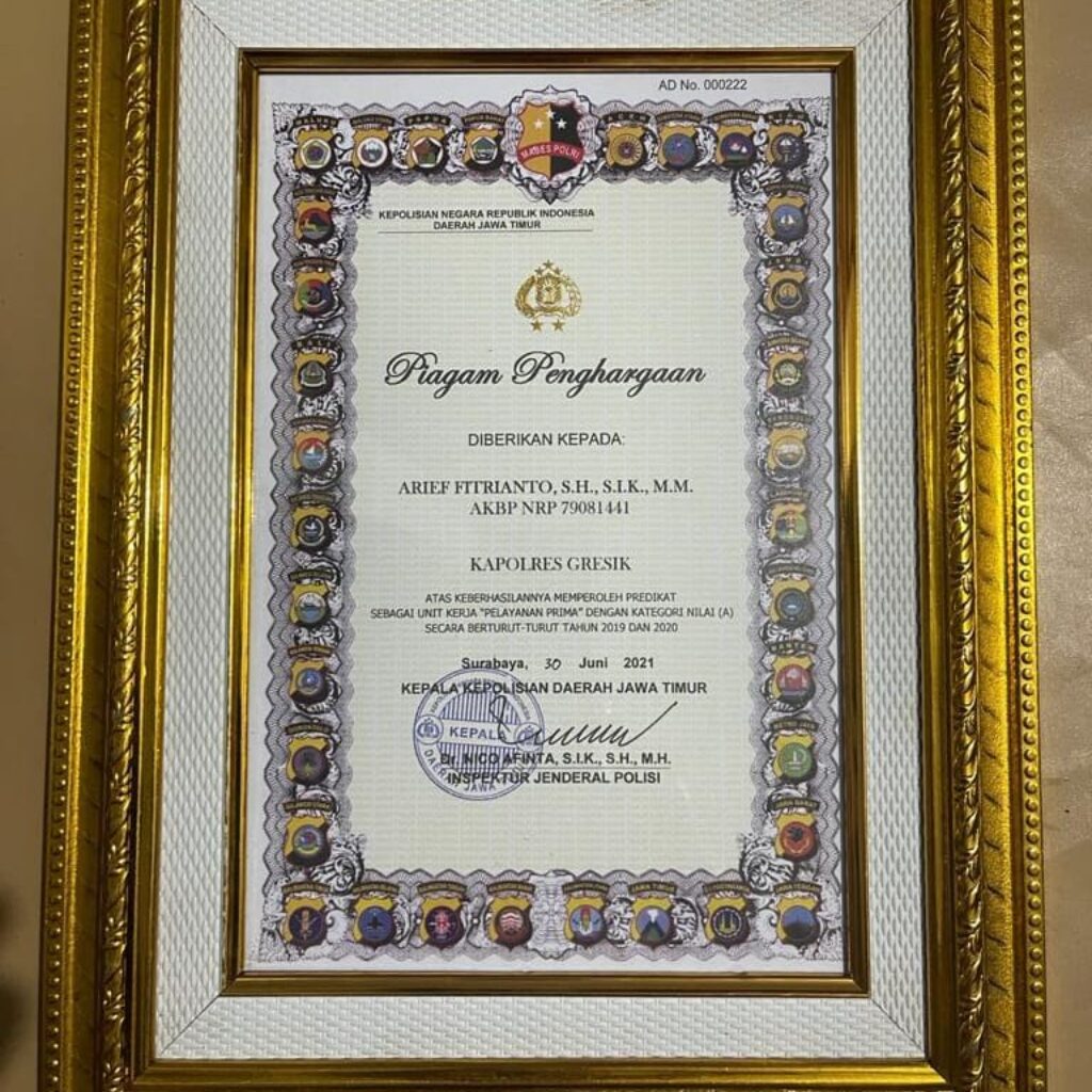 Piagam penghargaan AKBP Arief Fitrianto atas keberhasilan memperoleh predikat sebagai unit kerja PELAYANAN PRIMA