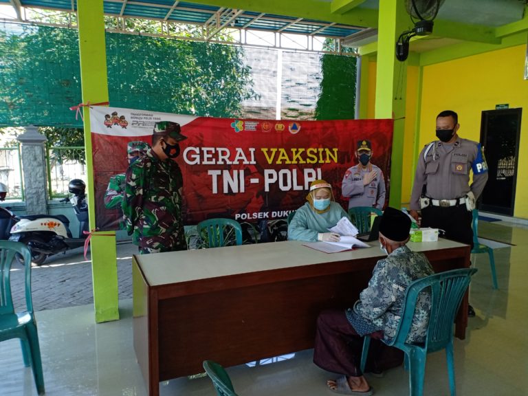 Berita Gresik - Polsek Dukun Kawal Dan Sukseskan Gerai Vaksin Presisi