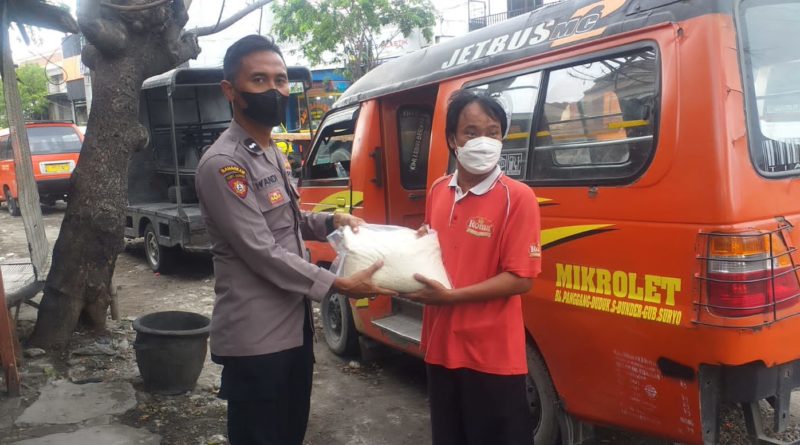 Bahagia Sopir Angkot Ketika Menerima Bansos dari Polisi Gresik