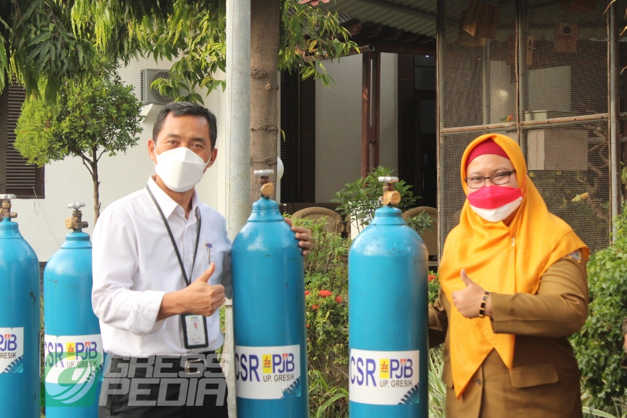 Bu Min Terima Bantuan 5 Tabung Oksigen Dari PT PJB UP Gresik