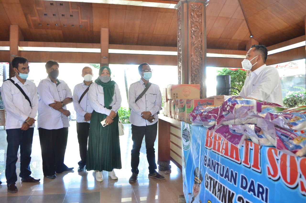 Bupati Terharu Menerima Bantuan Untuk Masyarakat Terdampak di Gresik
