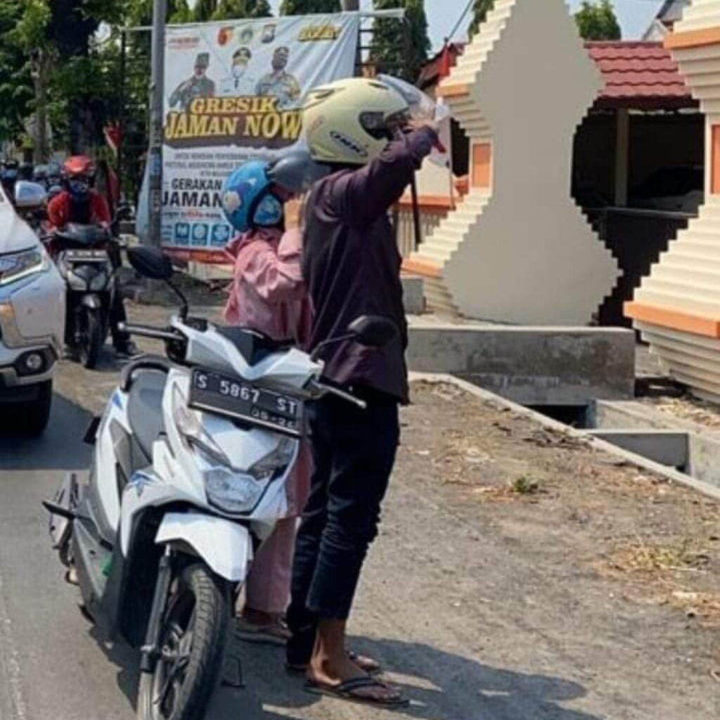 Sepasang Pengantin Baru Mendapat Hadiah Istimewa Dari Polisi Gresik