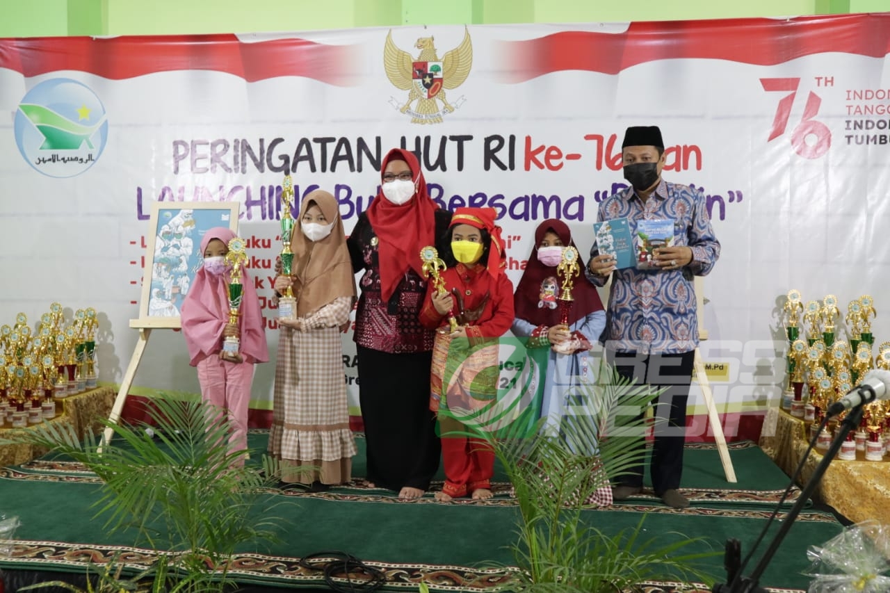 Gresspedia - Siswa SD Iradah Gresik Buat Buku ‘Surat Kecil Untuk Gus Yani’