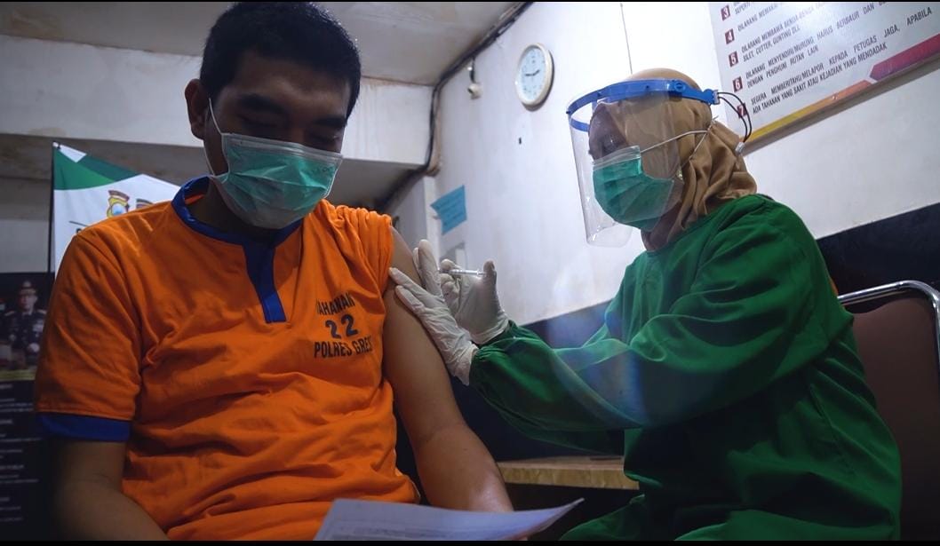 Putus Sebaran Covid-19 Dalam Tahanan, Polres Gresik Gelar Vaksinasi