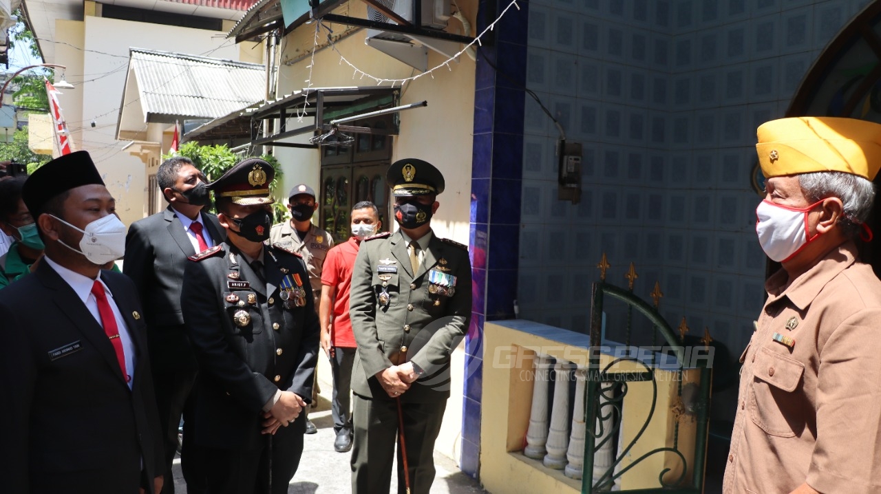 Kapolres Gresik Datangi Kediaman Para Veteran Berikan Bantuan Door to Door