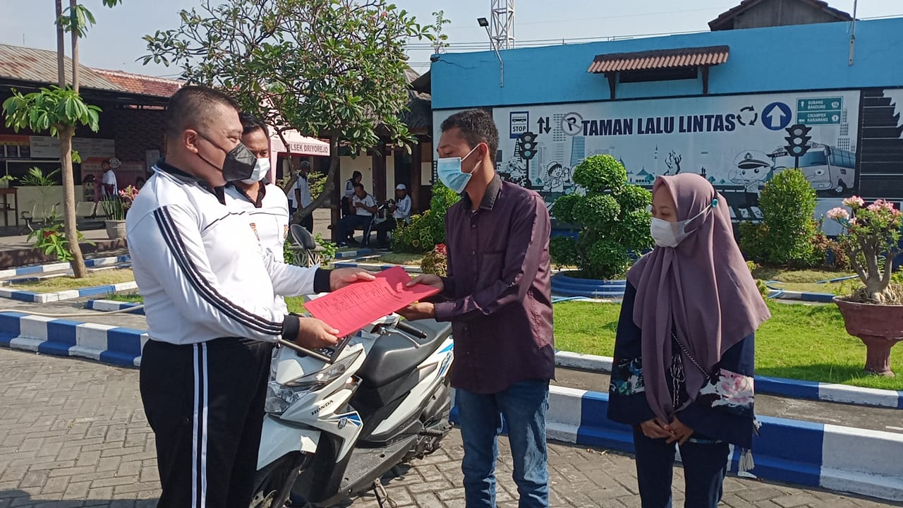 Pasutri Muda Hormat Bendera Berbuah Apresiasi Dari Kapolsek Driyorejo