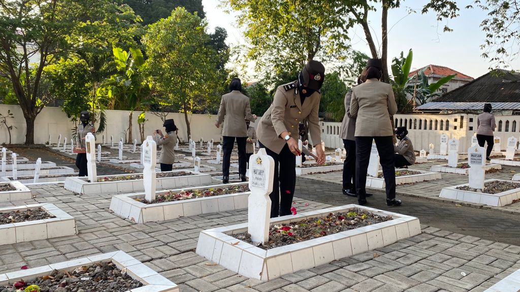 Sambut HUT Polwan Ke-73, Polwan Gresik Gelar Tabur Bunga Di Makam Pahlawan