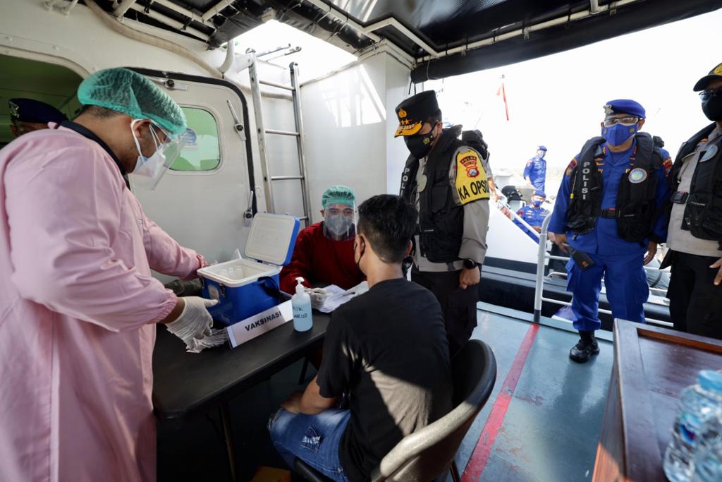 Kapolda Jatim Irjen Pol Nico Afinta, meninjau pelaksanaan vaksinasi merdeka di Satpolairud Polres Gresik