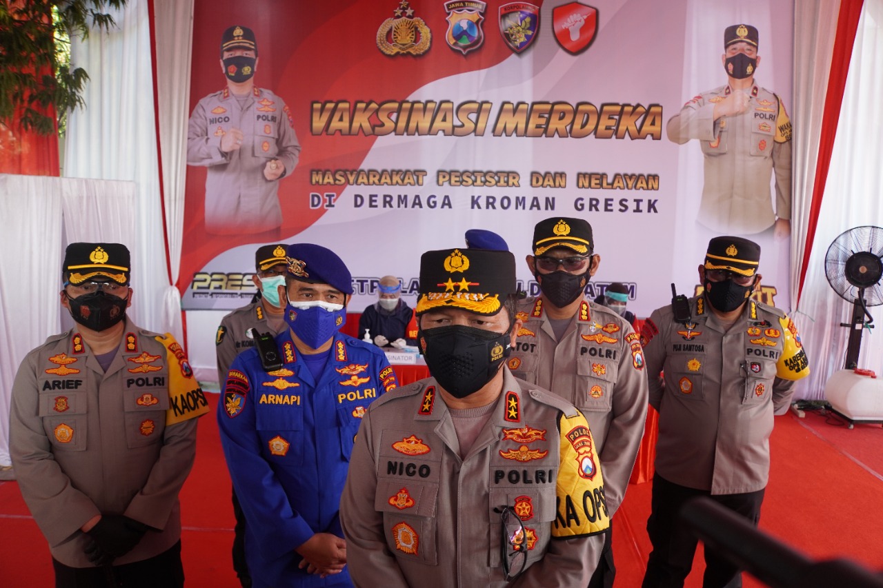 Kapolda Jatim Cek langsung Vaksinasi Merdeka Di Dermaga Kroman Gresik