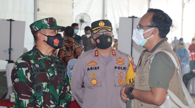 Kapolres Gresik Dampingi Gubernur Jatim Tinjau Serbuan Vaksinasi Industri di PT KAS