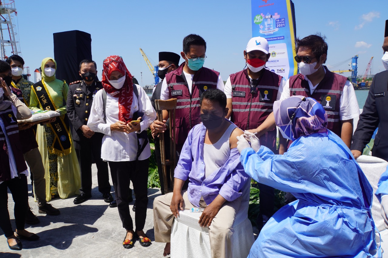 Kapolres Gresik Dampingi HIPMI Serbuan 10.000 Dosis Vaksin untuk Masyarakat Pesisir Gresik