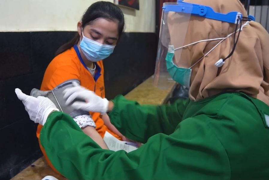 Berita Gresik - Putus Sebaran Covid-19 Dalam Tahanan, Polres Gresik Gelar Vaksinasi