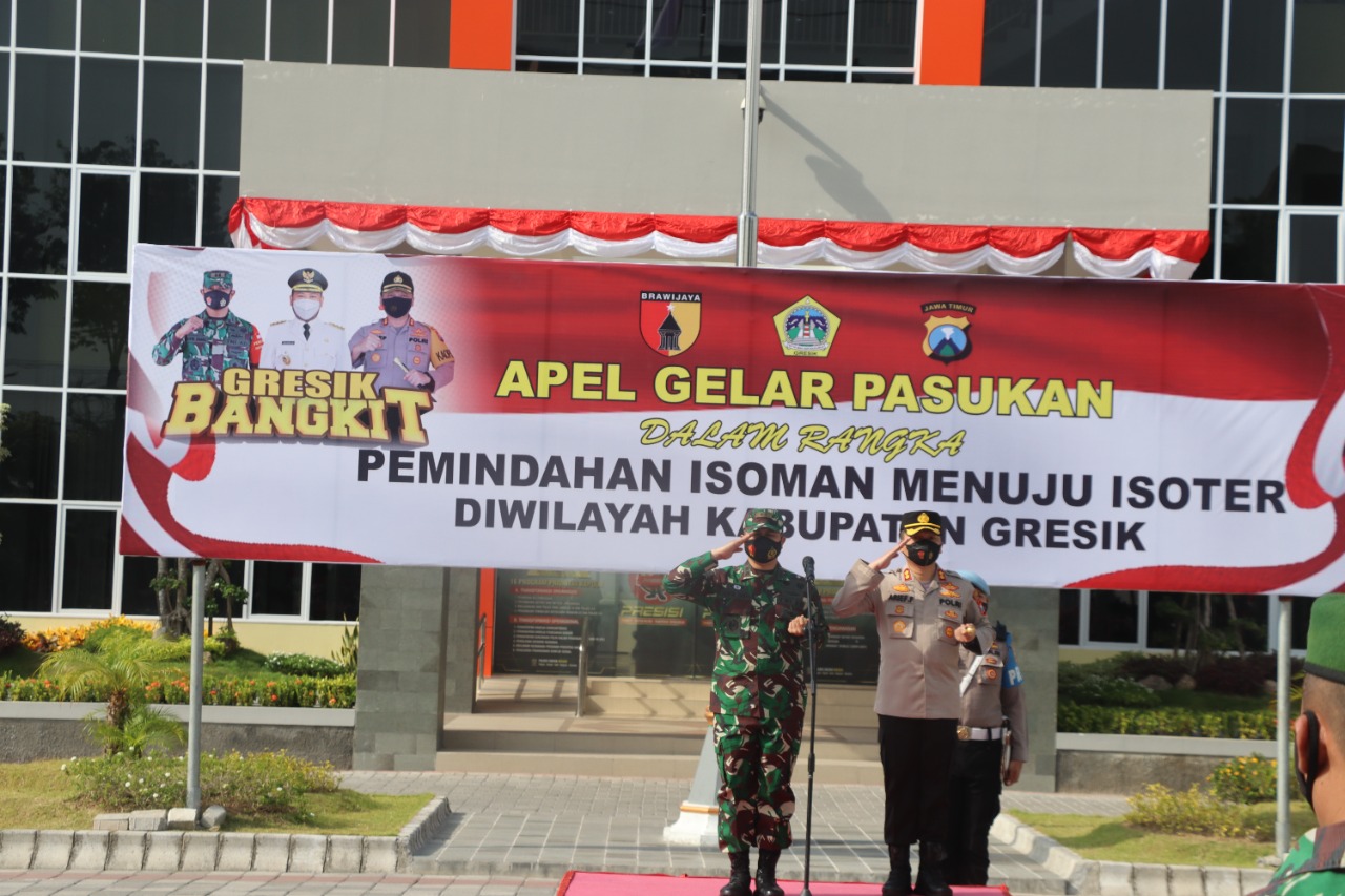 Secara Humanis TNI - Polri Kabupaten Gresik Bersinergi Pindahkan Isoman ke Isoter