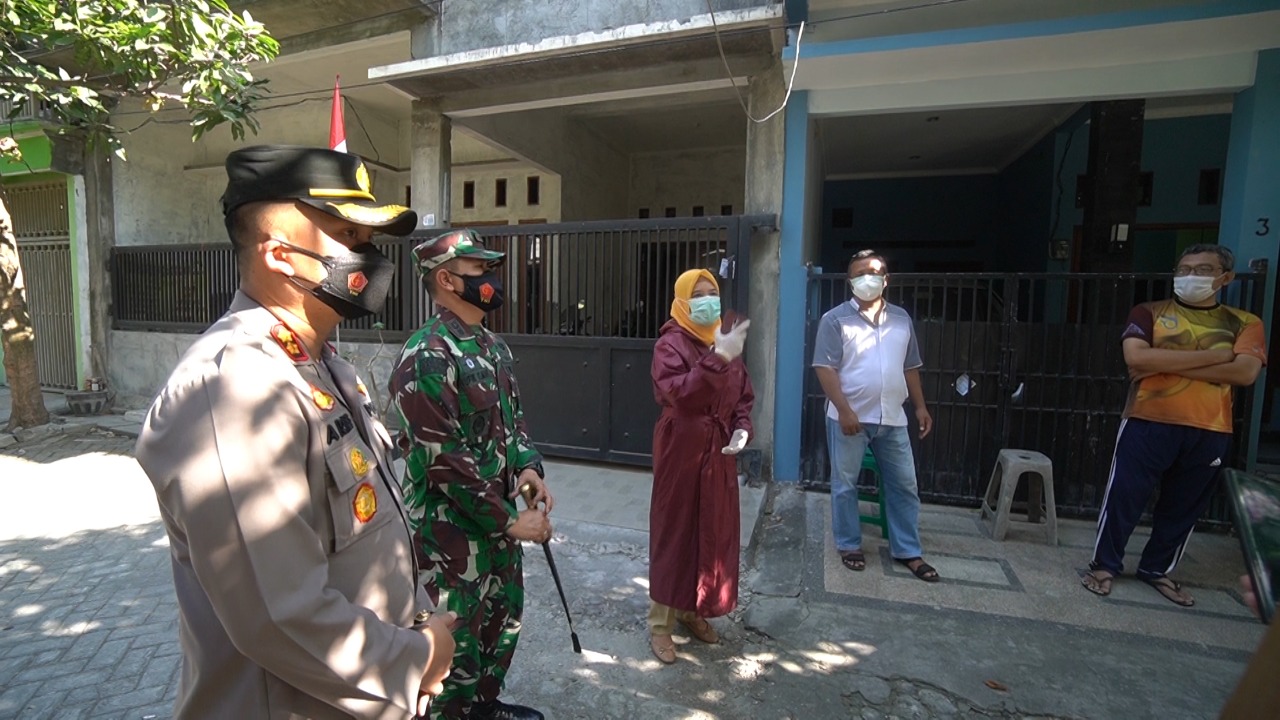 Sinergi Kapolres Gresik Bersama Dandim 0817 Antar Pasien Isoman ke Isoter