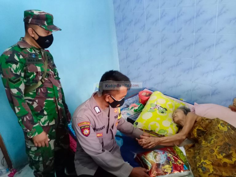 TNI - POLRI ini rela sisihkan Gaji Untuk Nenek Tuna Netra di Gresik
