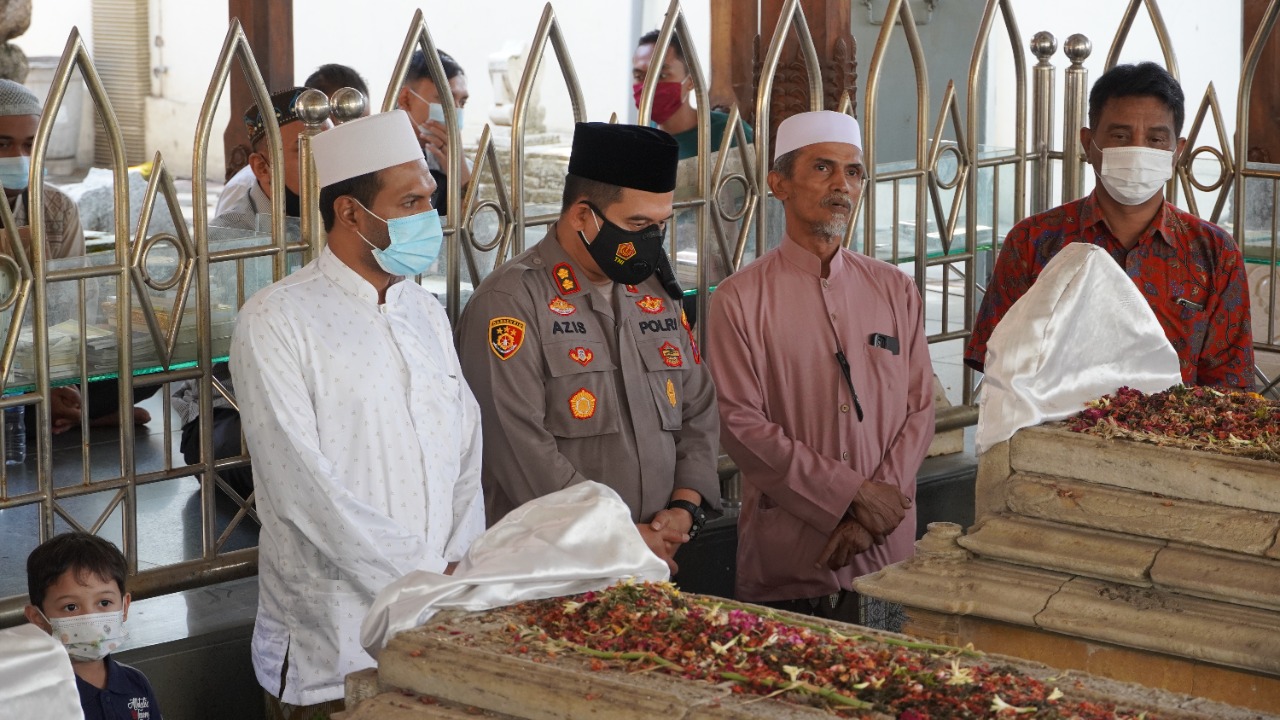 Awali Tugas Kapolres Gresik AKBP M. Nur Aziz Ziarah Ke Makam Sunan