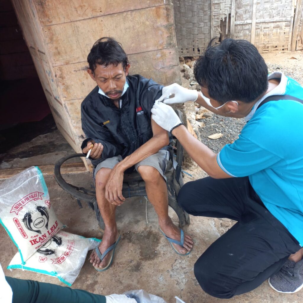 Bidan Desa Bersinergi Dengan LSM Panceng Kita Lakukan Vaksinasi Door to door di Desa Wotan