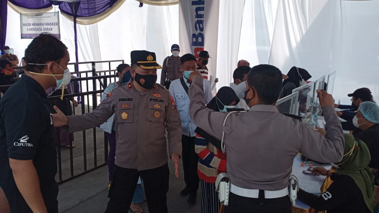 Kapolsek Driyorejo Pantau Kegiatan Vaksininasi Covid-19 Dalam Rangka HUT Ciputra Ke 40
