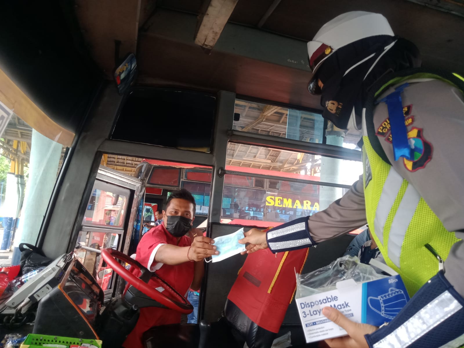 Ops Patuh Semeru 2021, Polres Gresik Bagi Masker