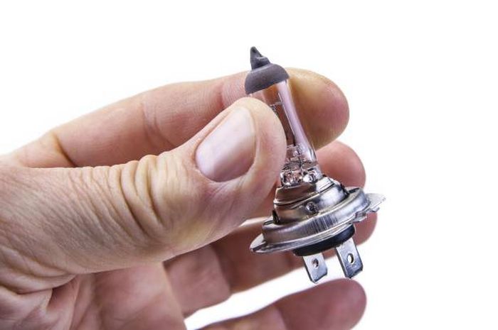 Benarkah? Pegang Kaca Bohlam Bikin Umur Lampu Jadi Pendek