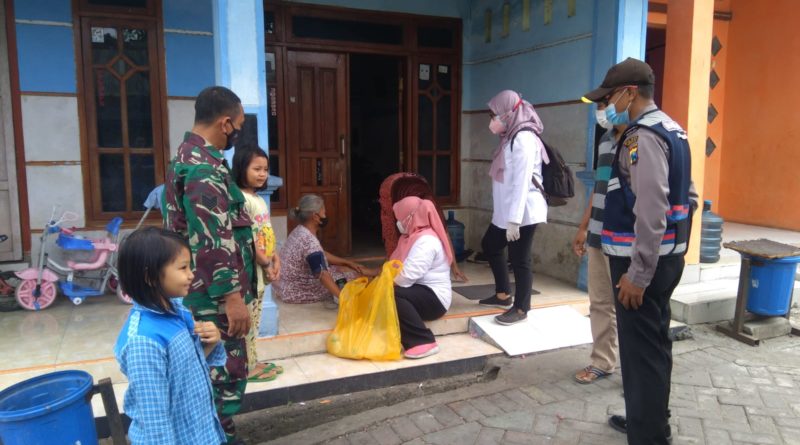 Bhabinkamtibmas dan Babinsa Gresik Vaksinasi Door To Door Datangi Warga