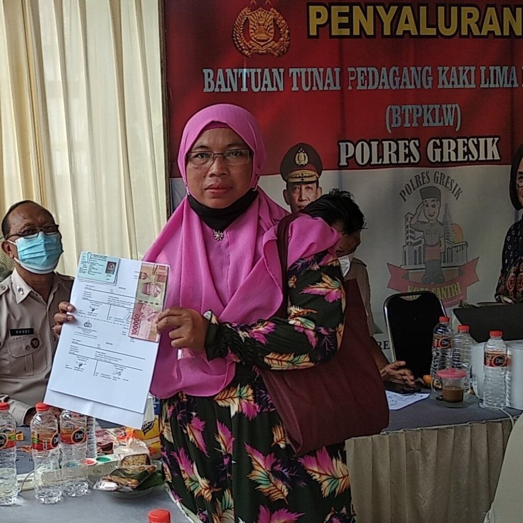 Polres Gresik Kawal Program Bantuan Tunai Pedagang Kaki Lima dan Warung (BTPKLW)