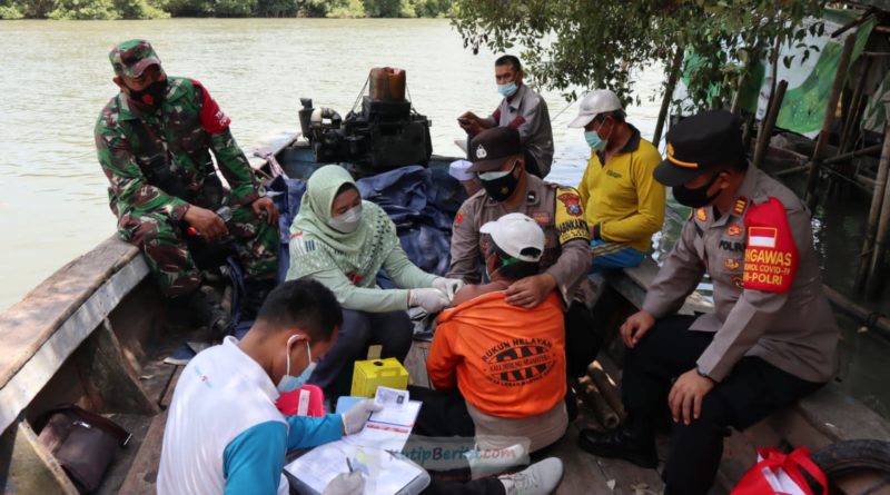 Nelayan di Gresik Menerima Vaksin Covid-19 Diatas Perahu