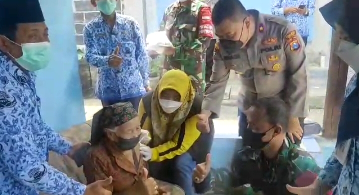 Kapolsek Driyorejo Bersama Muspika "Door To Door" Laksanakan Vaksinasi Lansia