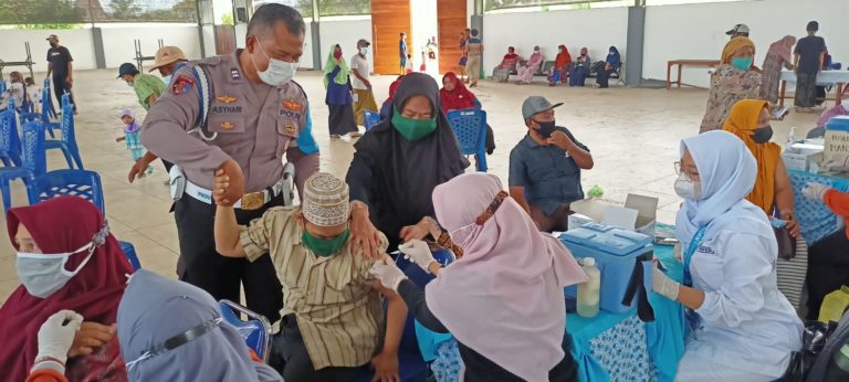 Semangat Anak Down Syndrome di Gresik, Beri Penghormatan Pada Polisi Sebelum Menerima Vaksin Covid-19