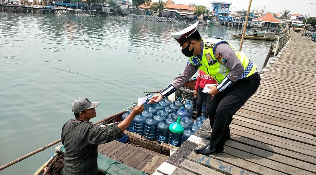 Sambangi Nelayan, Polres Gresik Bagi Masker dan Ingatkan Disiplin Prokes