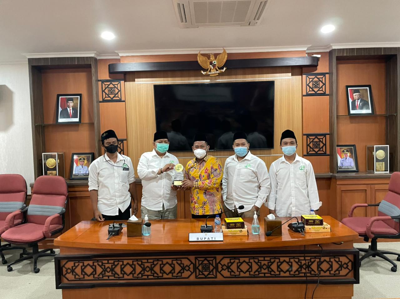 BUPATI GRESIK GUS YANI RAIH PENGHARGAAN TOKOH MUDA NAHDLIYIN INSPIRATIF JAWA TIMUR 2021