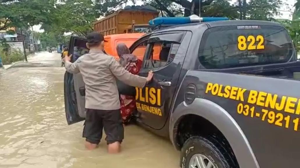 Gercep Polisi Gresik Bantu Warga Korban Banjir Kali Lamong