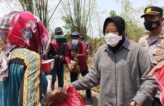 Mensos Kunjungi Warga Terdampak Luapan Kali Lamong Gresik