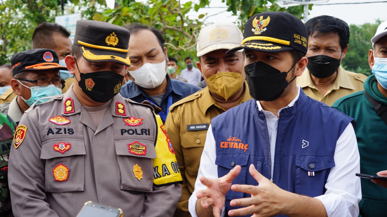 Tinjau Tanggul Jebol di Desa Cermen, Kapolres Gresik Beri Bantuan Sembako