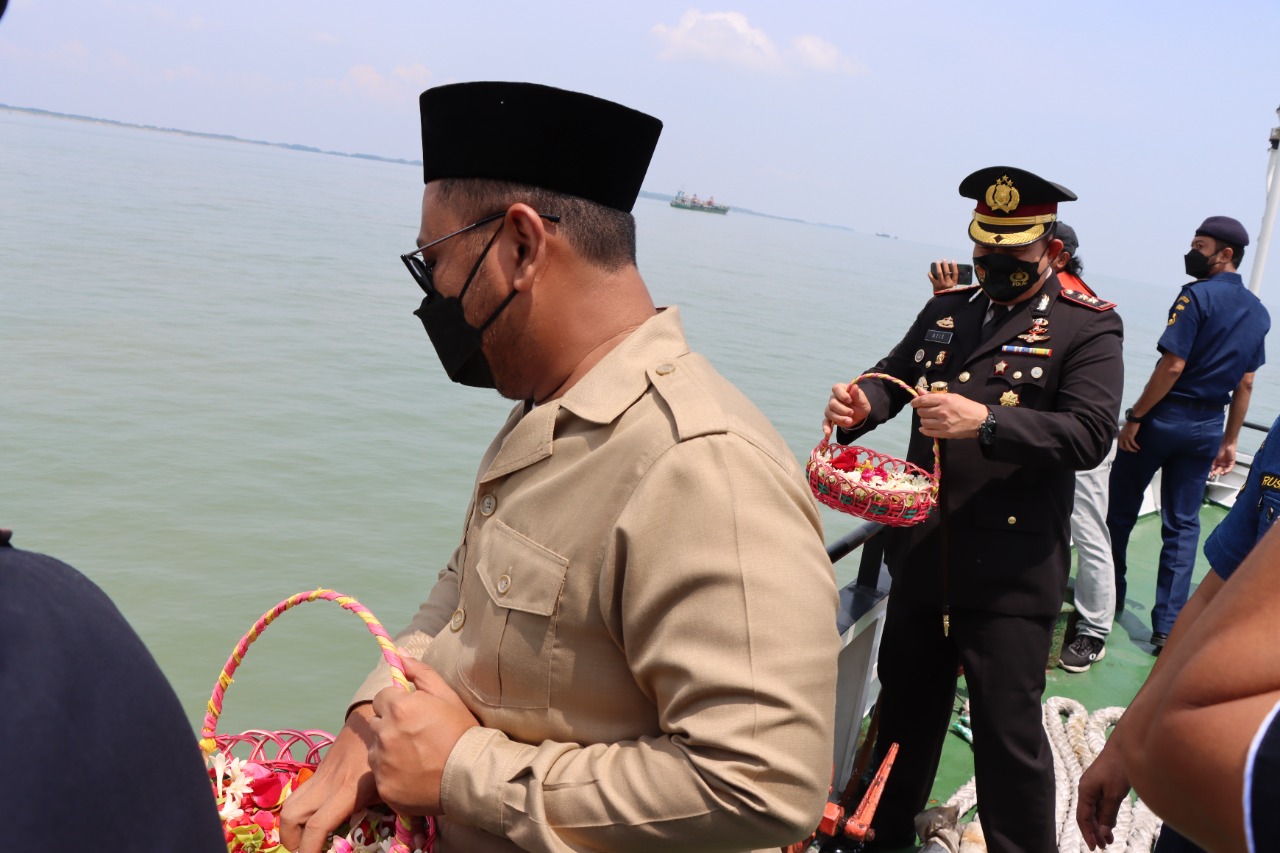 Kenang Pahlawan Kapolres Gresik Tabur Bunga Di Laut