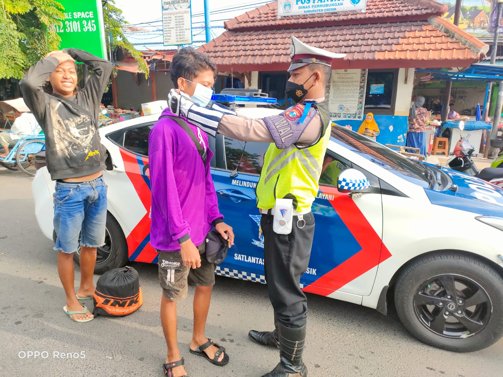Ops Zebra Semeru 2021, Anggota Satlantas Polres Gresik Bagikan Masker