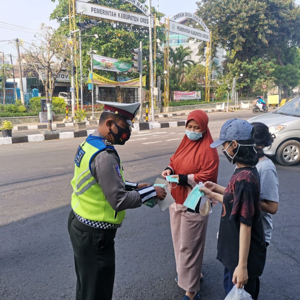 Ops Zebra Semeru 2021, Anggota Satlantas Polres Gresik Bagikan Masker
