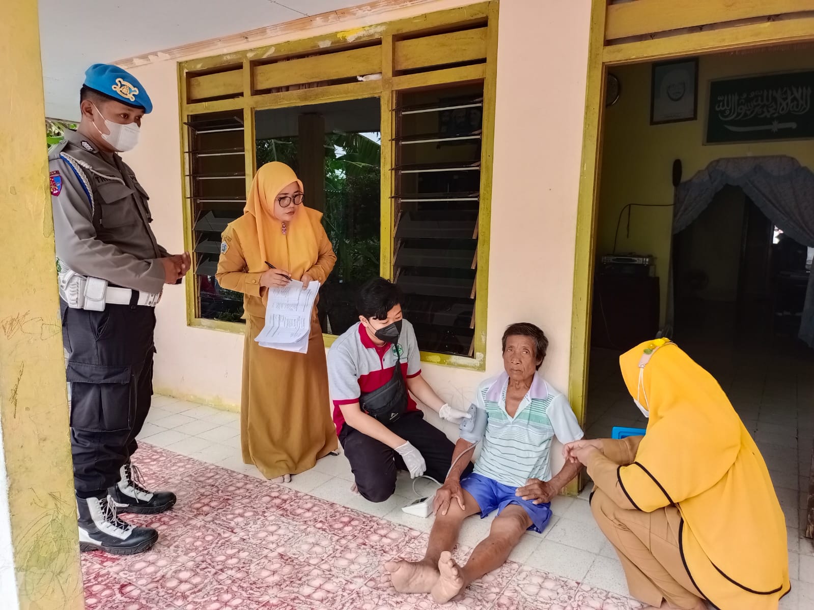 Polisi di Gresik Jemput Bola Percepat Vaksinasi Lansia