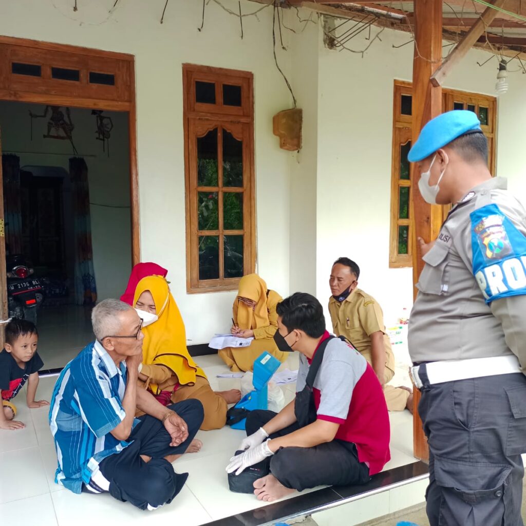 Polisi di Gresik Jemput Bola Percepat Vaksinasi Lansia